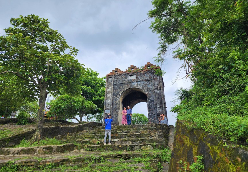 Tháng 3-1833, vua Minh Mạng thiết lập cửa ải trên núi Hoành Sơn nhằm kiểm soát dân chúng, phòng kẻ gian qua lại, nên gọi với cái tên là "Hoành Sơn Quan" - người địa phương quen gọi là "Cổng Trời". Khách bộ hành dọc đường thiên lý Bắc - Nam phải qua duy nhất cảnh cổng này.