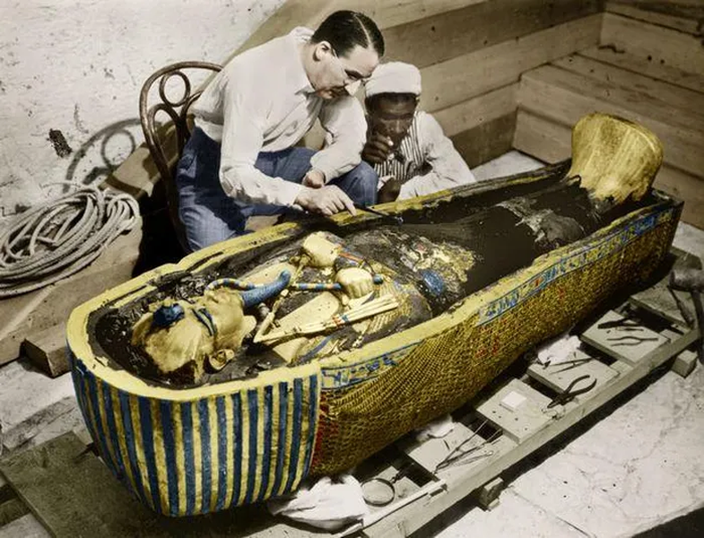 1. Lời nguyền của Pharaoh: Hơn 100 năm trước, nhà khảo cổ học Howard Carter phát hiện lăng mộ của Pharaoh Tutankhamun ở Ai Cập, nhưng sau đó, nhiều người liên quan đến cuộc khai quật gặp phải cái chết bí ẩn.