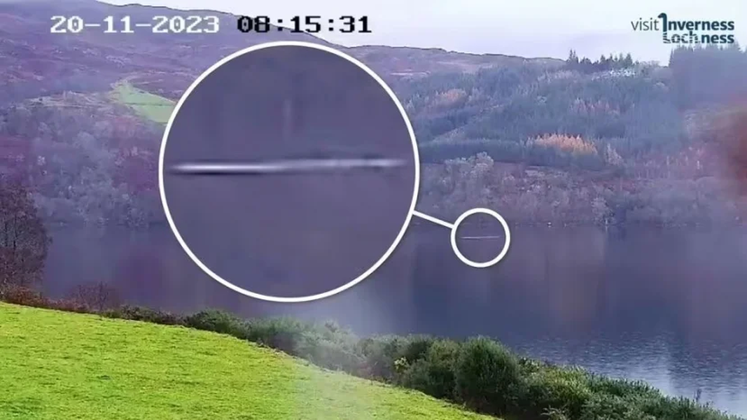 Eoin O'Faodhagain, thợ săn Nessie, quay được đoạn video từ webcam khi đang theo dõi  hồ Loch Ness từ nhà mình ở Ireland. Ông đã bất ngờ trước tốc độ và cách di chuyển độc đáo của sinh vật không xác định.