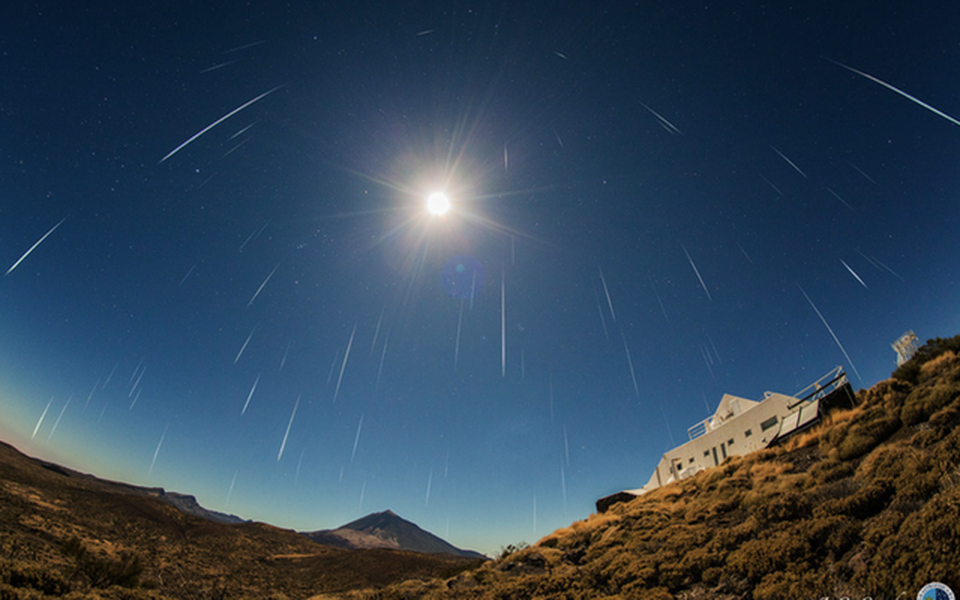 Ngược lại với các trận  mưa sao băng khác, Geminids có nguồn gốc từ mảnh vụn của tiểu hành tinh 3200 Phaethon, không phải từ sao chổi. Khi Trái Đất đi qua quỹ đạo của những mảnh vụn này, chúng xâm nhập khí quyển với tốc độ hơn 100.000 km/h, tạo nên những vệt sao băng sáng.