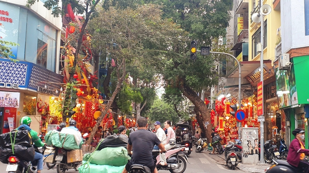 Theo ghi nhận của phóng viên, mặc dù còn một tháng nữa mới đến Tết Nguyên đán Giáp Thìn 2024, nhưng những ngày này tại phố Hàng Mã (quận Hoàn Kiếm, Hà Nội) các tiểu thương trên con phố đã tấp nập trang trí, tung ra những mẫu sản phẩm phục vụ Tết cho người dân. Bên cạnh đó, người dân cũng đã tấp nập mua sắm vật dụng trang trí nhà cửa, chuẩn bị đón năm mới, khiến không khí nơi đây náo nhiệt, cả khu phố rực sắc đỏ tươi.