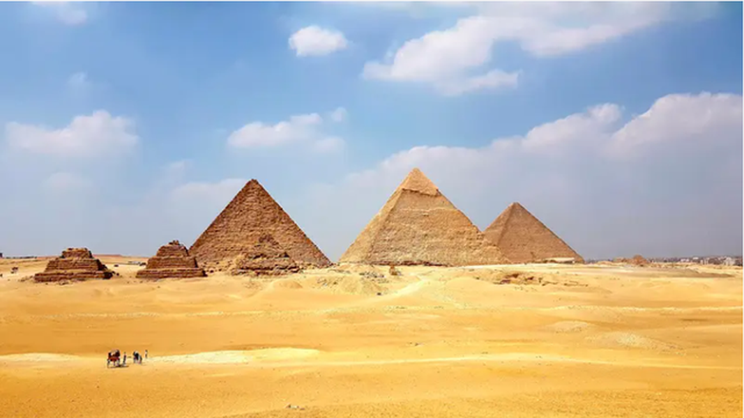 Kim tự tháp Giza bao gồm ba ngôi  kim tự tháp chính là Khufu, Khafre và Menkaure, nó đặt ở gần thủ đô Cairo, Ai Cập, bên sông Nile và là nơi an táng các Pharaoh Ai Cập cổ đại.