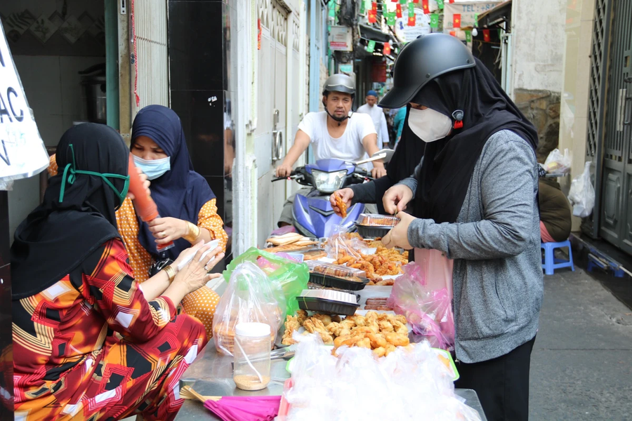 Hằng năm, cứ đến dịp lễ Ramadan (hay còn gọi là lễ nhịn chay) - một lễ hội truyền thống của người theo đạo Hồi, khu chợ nhỏ nằm tại hẻm 157, đường Dương Bá Trạc (quận 8) lại tấp nập người bán, người mua với đa dạng các loại thức ăn, đồ uống.