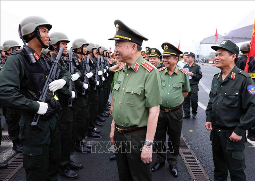 Đại tướng Tô Lâm, Bộ trưởng Bộ Công an thăm hỏi, động viên cán bộ, chiến sĩ CSCĐ tham gia diễu binh tại buổi tổng duyệt.