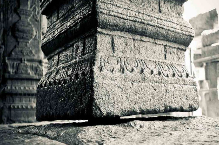 Ở làng Lepakshi, bang Andhra Pradesh, Ấn Độ, có một đền thờ với một  cây cột cao gần 5m không chạm đất, tạo ra một hiện tượng đặc biệt và gây tò mò cho giới khoa học.