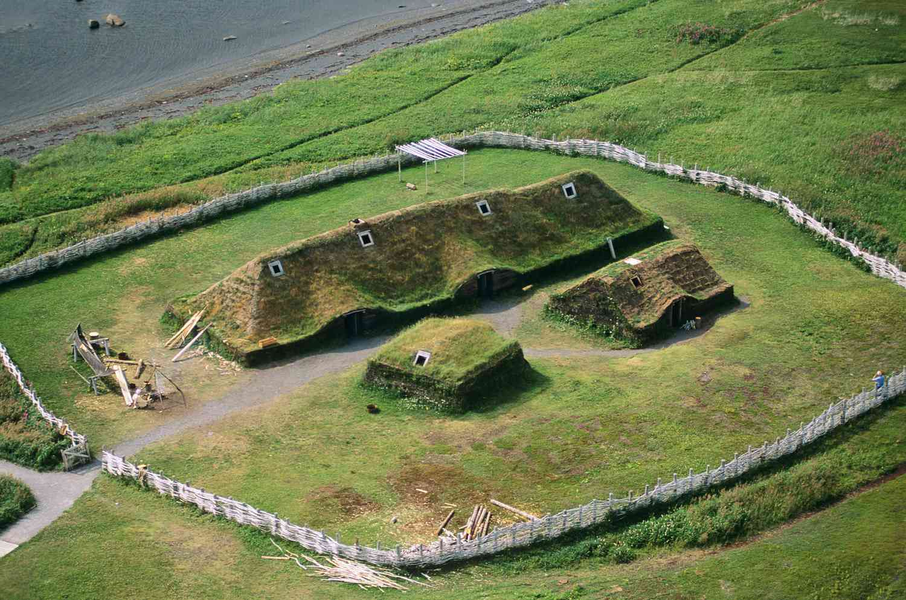 1. L’Anse aux Meadows, Canada: Là một trong những phát hiện  khảo cổ kỳ quái khiến chuyên gia "vò đầu bứt tai", địa điểm này được phát hiện vào năm 1960, nằm ở mũi phía Bắc của đảo Newfoundland. Công trình do người Viking xây dựng và được xem là di chỉ lớn nhất của người Bắc Âu ngoài Greenland.