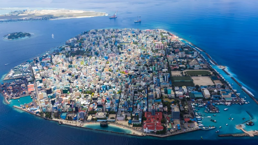 1. Male, Maldives: Thủ đô của Maldives, diện tích chỉ khoảng 6 km² nhưng có tới 133.000 người sinh sống, trở thành một trong những khu vực đông dân nhất thế giới. Đây là một trong những  hòn đảo chật chội nhất thế giới.