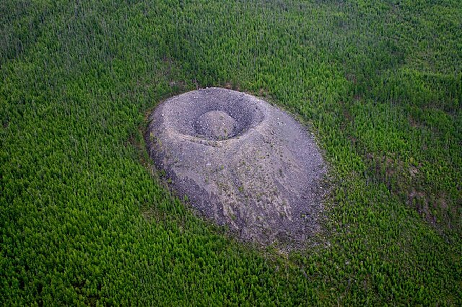 Nằm sâu trong rừng rậm phía đông nam Siberia, miệng  núi lửa Patomskiy là một đại diện của sự thần bí, nổi bật giữa thảm thực vật trên sườn dốc. (Ảnh: Wikipedia)