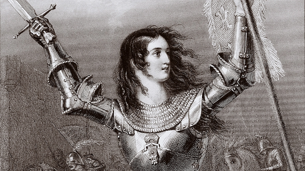 1. Joan of Arc (Jeanne d'Arc): Joan of Arc, vị thánh nữ của nước Pháp, là một trong những nhân vật lịch sử nổi tiếng nhất từng bị buộc tội là  phù thủy. Sinh ra vào đầu thế kỷ 15, cô được cho là đã nghe thấy tiếng nói thần thánh và dẫn dắt quân đội Pháp đến chiến thắng trong cuộc Chiến tranh Trăm Năm. Tuy nhiên, Joan bị bắt, xét xử và bị thiêu sống với tội danh dị giáo và phù thủy vào năm 1431. (Ảnh: National Geographic Kids)