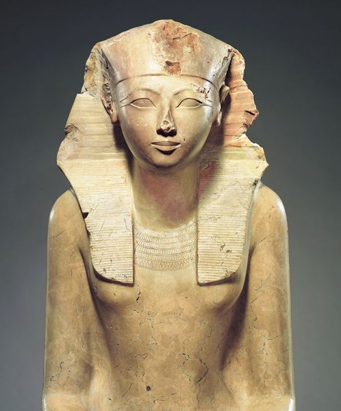 1. Hatshepsut (1479-1458 TCN): Hatshepsut là một trong những  nữ Pharaoh quyền lực và nổi tiếng nhất của Ai Cập cổ đại. Bà bắt đầu triều đại của mình với vai trò nhiếp chính cho người con trai kế thừa ngai vàng nhưng sau đó tự mình trở thành Pharaoh. (Ảnh: Wikipedia)