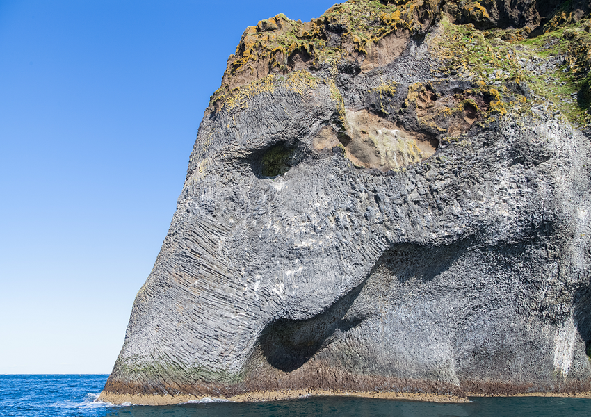 1.  Tảng đá đầu voi (Elephant Rock) - Iceland: Nằm trên bờ biển phía nam của Iceland, tảng đá Đầu Voi là một trong những kỳ quan thiên nhiên đặc biệt nhất. Với hình dạng giống hệt một con voi khổng lồ đang cúi xuống uống nước, tảng đá này khiến người ta không khỏi ngạc nhiên về khả năng điêu khắc tự nhiên của gió và nước. Được tạo nên từ dung nham bazan, tảng đá kỳ lạ này là kết quả của những vụ phun trào núi lửa hàng triệu năm trước. (Ảnh:Wikipedia)