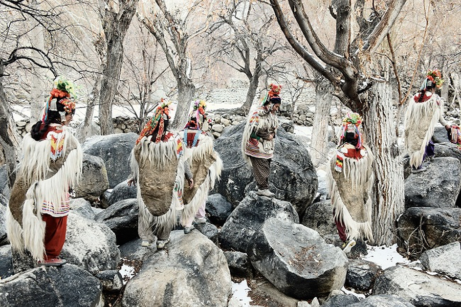 Người Drokpa cư trú tại vùng Ladakh, nằm ở phía bắc  Ấn Độ, sát biên giới với Pakistan. Với dân số chỉ khoảng 2.500 người, Drokpa được xem là một trong những bộ tộc hiếm hoi còn giữ gìn nguyên vẹn bản sắc văn hóa riêng biệt. Nguồn gốc của họ vẫn là một đề tài tranh cãi, một số người cho rằng họ có liên hệ với các chiến binh Hy Lạp cổ đại đã theo chân Alexander Đại Đế đến vùng đất này.