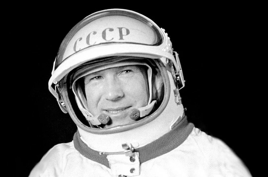 Hai  phi hành gia Iuri Gagarin và Alexei Leonov đã nghe thấy âm nhạc vũ trụ, trong khi Vladislav Volkov nghe tiếng chó sủa và trẻ con khóc. (Ảnh: Space)