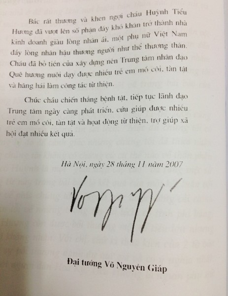 Lá thư của Đại tướng Võ Nguyên Giáp gửi đến động viên, khích lệ chị Huỳnh Tiểu Hương và Trung tâm Nhân đạo Quê Hương: "Bác rất thương và khen ngợi cháu Huỳnh Tiểu Hương đã vượt lên số phận đầy khó khăn trở thành nhà kinh doanh giàu lòng nhân ái, một phụ nữ Việt Nam đầy lòng nhân hậu thương người như thể thương thân..."