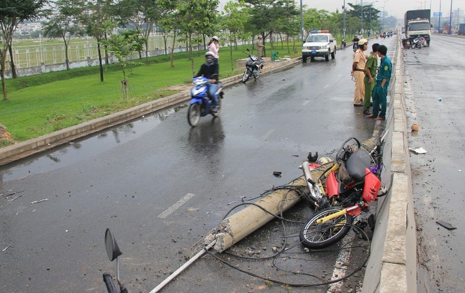 Khoảng 15h40, 2 thanh niên đi chung xe máy BKS 61T3-6108 lưu thông trên XLHN theo hướng từ TP HCM ra cửa ngõ phía đông thành phố để về Đồng Nai...