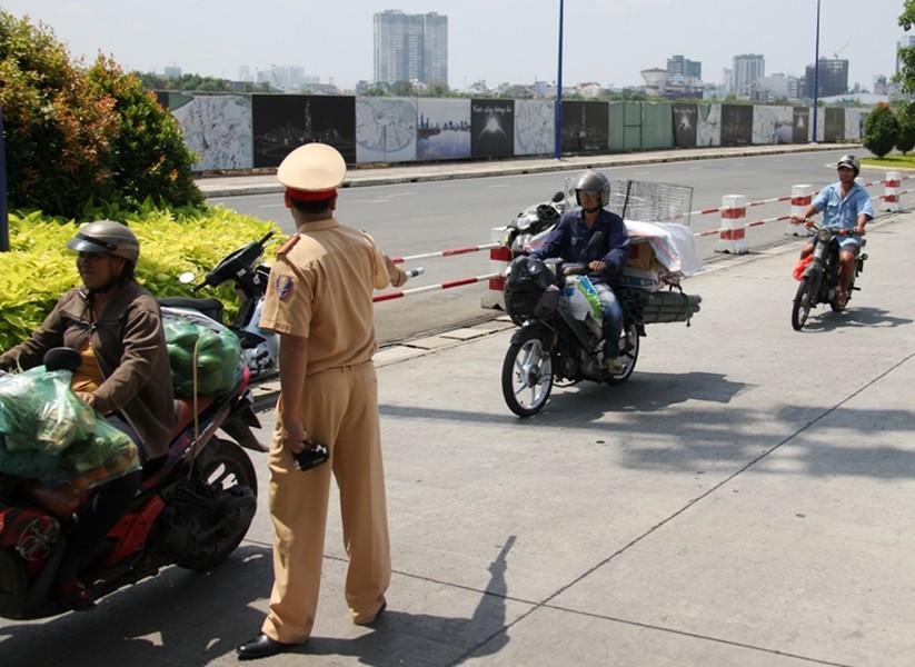 Trưa nay, Đội CSGT Bến Thành (thuộc Phòng CSGT đường bộ đường sắt Công an TP HCM) đã tiến hành kiểm tra, xử lý xe máy vi phạm chở cồng kềnh lưu thông từ trung tâm TP qua hầm vượt sông Sài Gòn (hầm Thủ Thiêm) về quận 2.