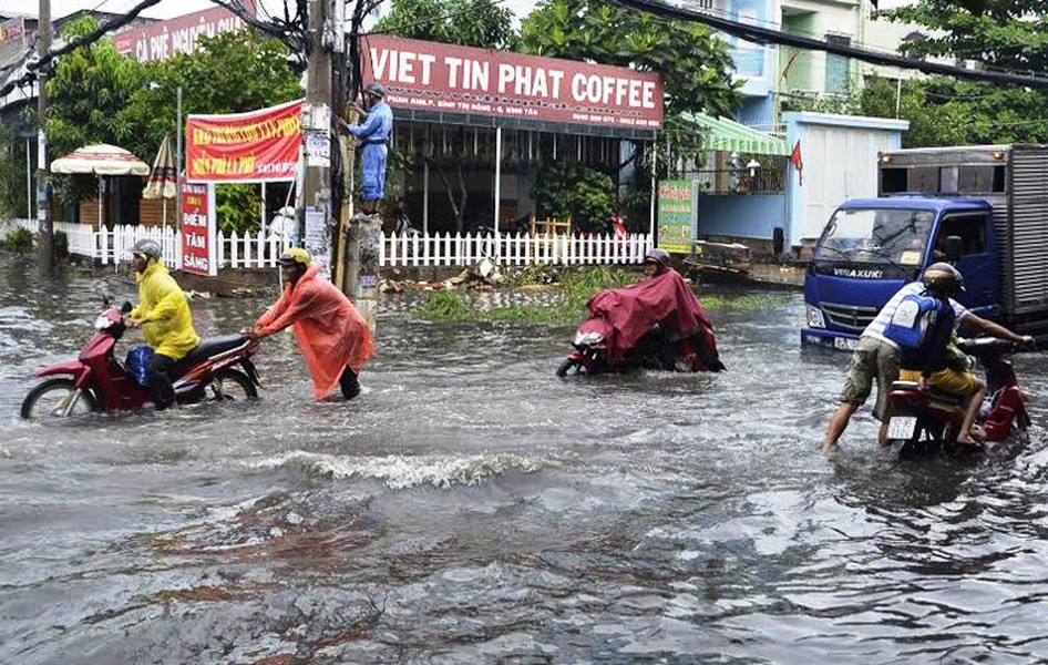 Từ đầu giờ chiều nay (23/10), mây đen kéo về phủ kín bầu trời TP HCM. Sau đó là cơn mưa lớn kéo dài suốt hàng giờ...