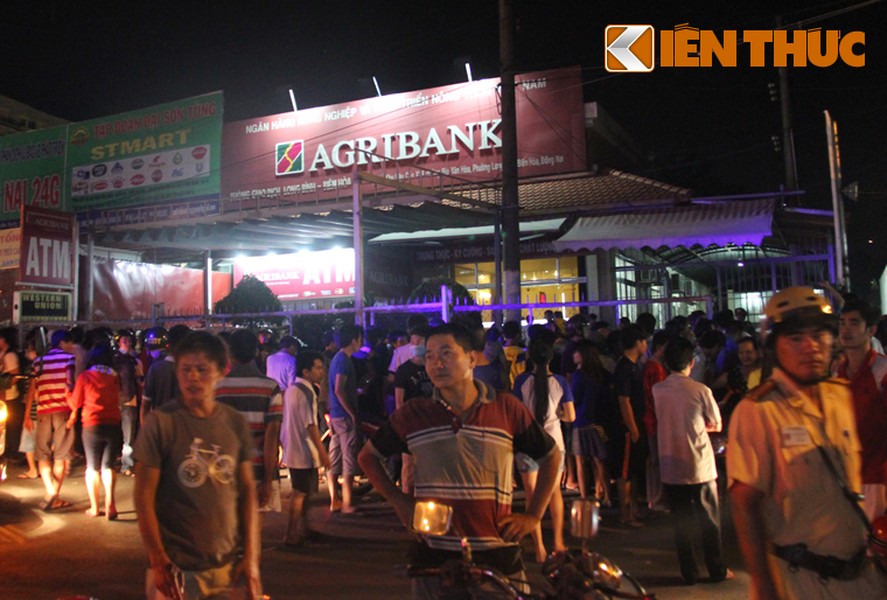 Đối tượng  cướp NH Agribank là một nam thanh niên (khoảng hơn 20 tuổi), đã bất ngờ xông vào trụ sở Ngân hàng Nông nghiệp và Phát triển Nông thôn (Agribank), ở thành phố Biên Hòa, tỉnh Đồng Nai vào cuối giờ chiều ngày 15/12 khiến nhiều nhân viên, khách hàng đang có mặt giao dịch một phen hốt hoảng bỏ chạy tán loạn.