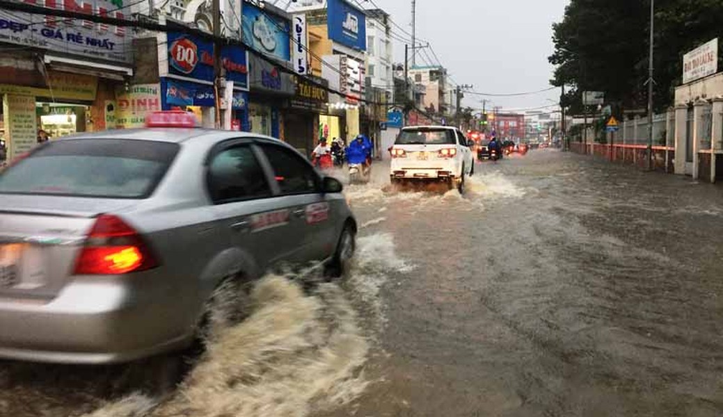 Chiều 16/10, mây đen giăng kín khu vực Nam Bộ. Ngay sau đó,  mưa như trút nước bao phủ nhiều tuyến đường ở TP. HCM.