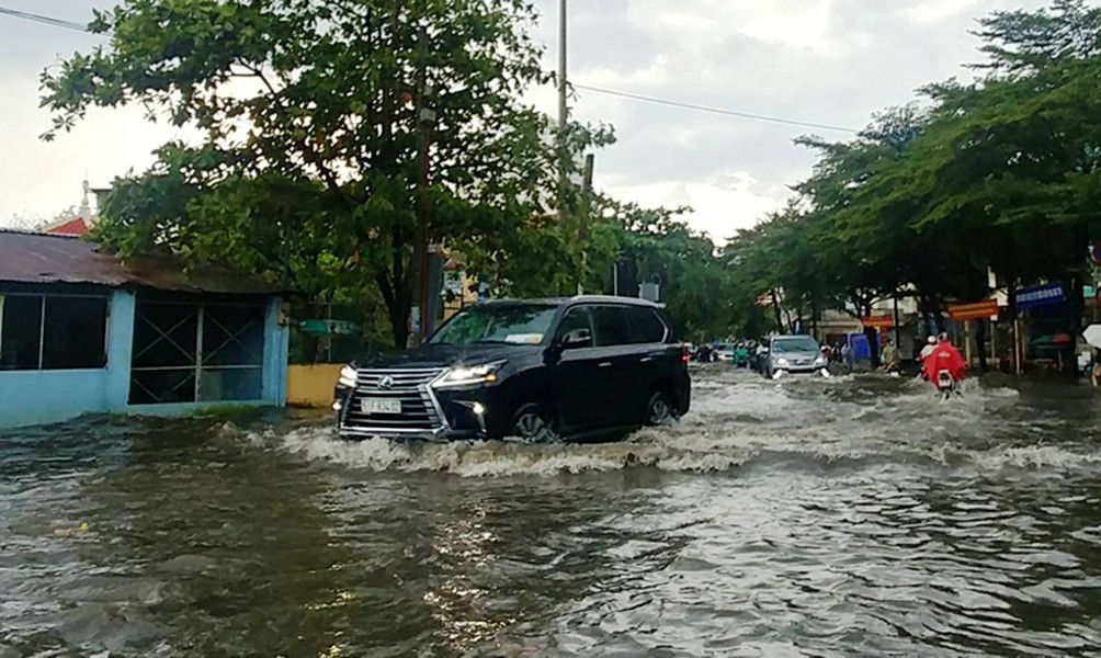 Chiều ngày 28/9, mưa lớn lại tiếp tục đổ xuống khu vực TP. HCM khiến nhiều quận huyện lại ngập nặng.