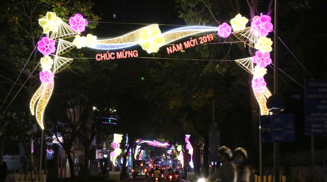 Những ngày cuối năm 2018, nhiều người đi trên các tuyến đường ở quận 1 (TP HCM) đều rất háo hức khi phố phường được trang trí rực rỡ và đẹp mắt để đón chào  năm mới 2019.