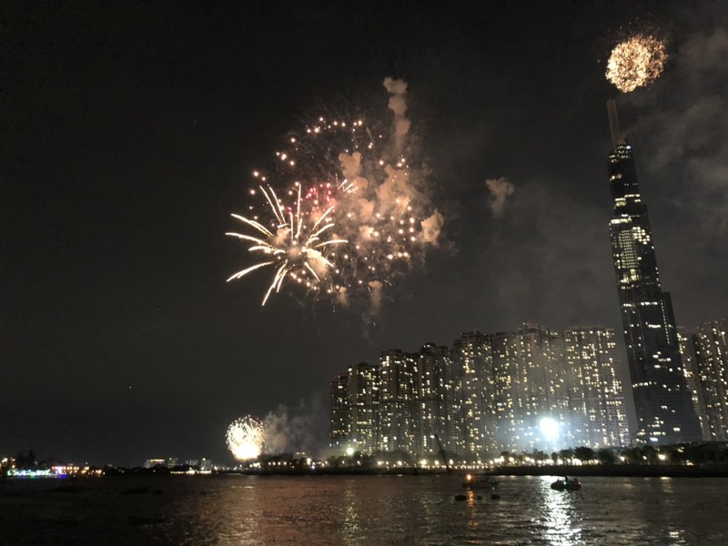 Đúng 21h,  màn bắn pháo hoa tầm cao ở khu vực tòa nhà cao nhất Đông Nam Á Landmark 81, quận Bình Thạnh bắt đầu.