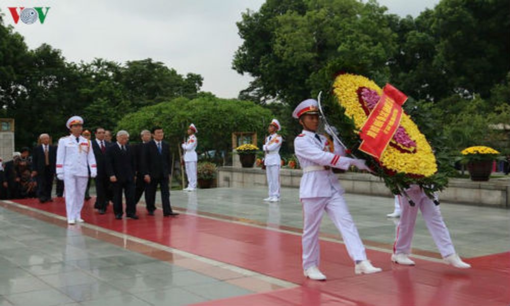 Nhân kỷ niệm 68 năm Ngày Thương binh - Liệt sỹ (27/7/1947 – 27/7/2015), sáng 27/7, Đoàn đại biểu Ban Chấp hành Trung ương Đảng, Chủ tịch nước, Quốc hội, Chính phủ, Ủy ban Trung ương Mặt trận Tổ quốc Việt Nam đã đến đặt vòng hoa, dâng hương tưởng niệm các Anh hùng liệt sỹ tại Đài tưởng niệm các Anh hùng liệt sỹ và vào Lăng viếng Chủ tịch Hồ Chí Minh.