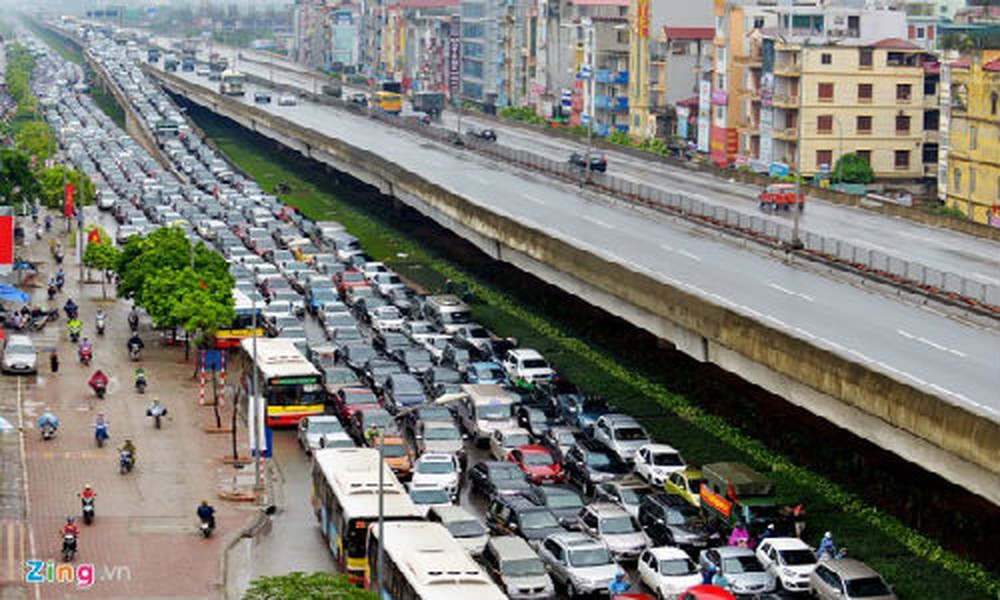 8h, đường Nguyễn Xiển và Vành đai 3 trên cao  ùn tắc kéo dài hàng km. Ảnh: Hoàng Anh.