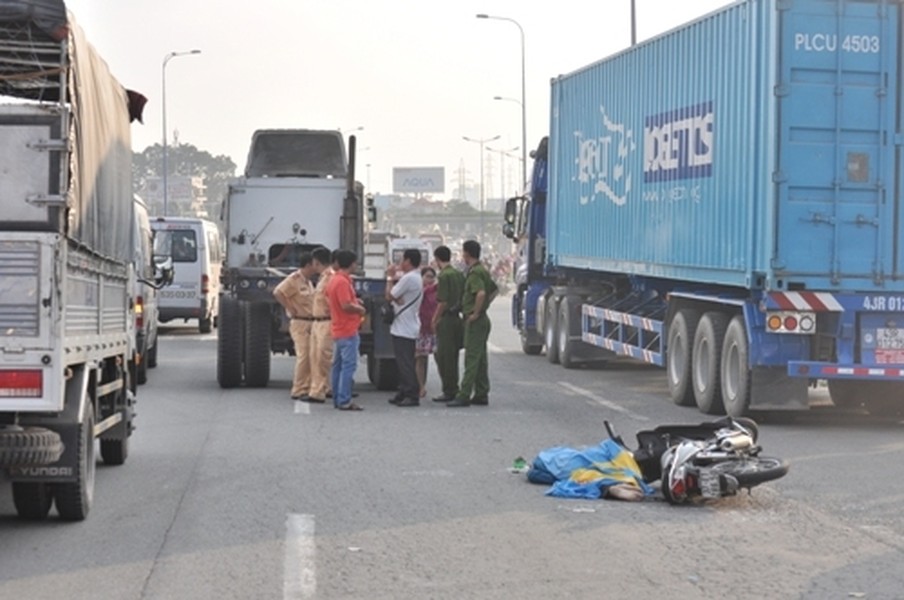 1. Container cán chết 1 nam thanh niên trên quốc lộ 1A Khoảng hơn 15h40 chiều ngày 20/9, anh Lê Trọng Dương (SN 1986, quê Nghệ An) điều khiển, BKS 37E1 – 286.50, chạy trên quốc lộ 1A, hướng từ Đồng Nai về Tp.HCM. Khi vừa đến đoạn cách KDL Suối Tiên, khoảng 300 mét thì bất ngờ xảy ra va chạm với xe container BKS 57K – 5438, do tài xế Lê Văn Tâm (SN 1986, quê Quảng Nam) điều khiển chạy cùng chiều. Cú va chạm mạnh khiến anh Dương tử vong tại chỗ.