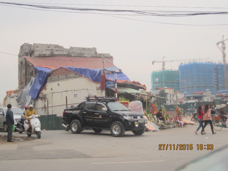 Tại khu vực ngã tư đường Bưởi - Lạc Long Quân giao cắt với đường Hoàng Hoa Thám - Hoàng Quốc Việt, hàng loạt ngôi nhà đã bị giỡ bỏ để phục vụ cho dự án đường trên cao vành đai 2 (đoạn Nhật Tân - Cầu Giấy đang thi công) nhưng không hiểu vì sao vẫn còn một ngôi nhà nằm trơ trọi, gây ảnh hưởng không nhỏ cho quá trình thi công cũng như các phương tiện khi lưu thông qua đây.