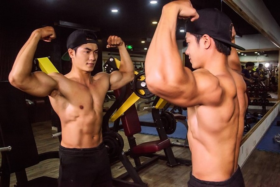 Lê Văn Tiến (sinh năm 1991) là người mẫu ảnh tại TP.HCM. Anh quyết định tập gym với mong muốn cải thiện sức khỏe và vóc dáng. Sau thời gian dài kiên trì tập luyện và ăn uống khoa học, Lê Văn Tiến đã tăng 24 kg (từ 48 kg lên 72 kg), sở hữu thể hình khỏe khoắn, nam tính.