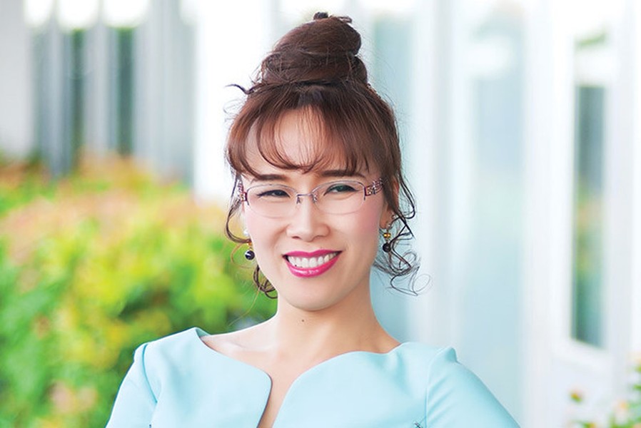  1. Nữ tỷ phú Nguyễn Thị Phương Thảo với biệt tài ca hát  Tại sự kiện Forbes Women's Summit được tổ chức vào giữa tháng 4/2017, nữ tỷ phú Việt Nguyễn Thị Phương Thảo, CEO hãng hàng không Vietjet Air đã bất ngờ khoe giọng hát "ngọt lịm" của mình bằng ca khúc "Chiều Matxcova" của nhạc sĩ Vassily Solovyov-Sedoy. Ảnh: Đầu tư.