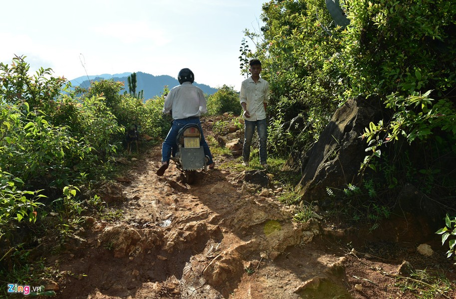 Hang Háng La cách trung tâm huyện  Mù Cang Chải khoảng 40 km. Để đi đến hang, du khách phải đi qua một đoạn 3 km đường đất ở bản Làng Sang (Nậm Khắt). Vào ngày mưa, con đường trở nên trơn trượt khiến việc vào hang trở nên bất khả thi.