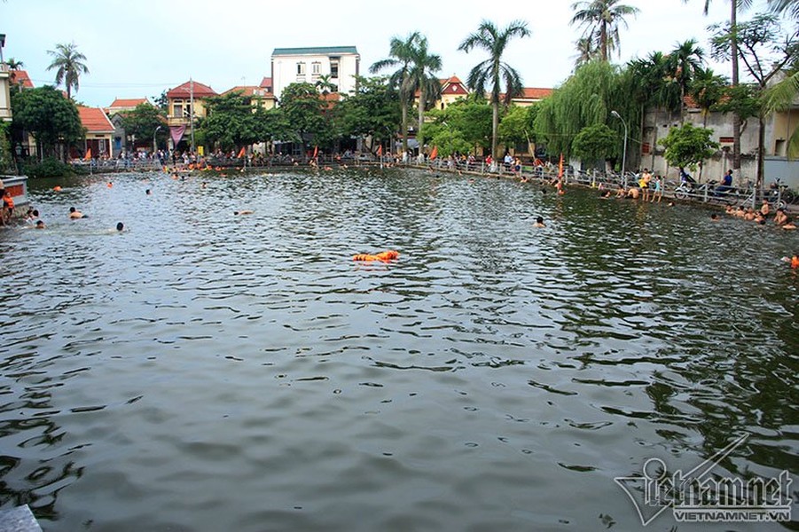 Ao làng Thiên nằm cạnh chùa Hương Trai, thuộc thôn Thống Nhất (Dương Liễu, Hoài Đức, Hà Nội), có từ lâu đời, rộng khoảng 700m2. Năm 2016, trước nhu cầu vui chơi của trẻ em và người dân mỗi dịp hè, dân làng đã góp tiền, công sức cải tạo ao thành  bể bơi tự nhiên.