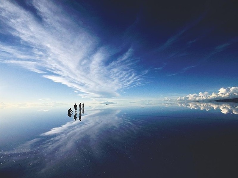 Nơi bằng phẳng nhất thế giới - Salar De Uyuni, Bolivia: Đây là  cánh đồng muối lớn nhất thế giới với diện tích 10.582 km², gần dãy Andes, với độ cao 3.650 m.