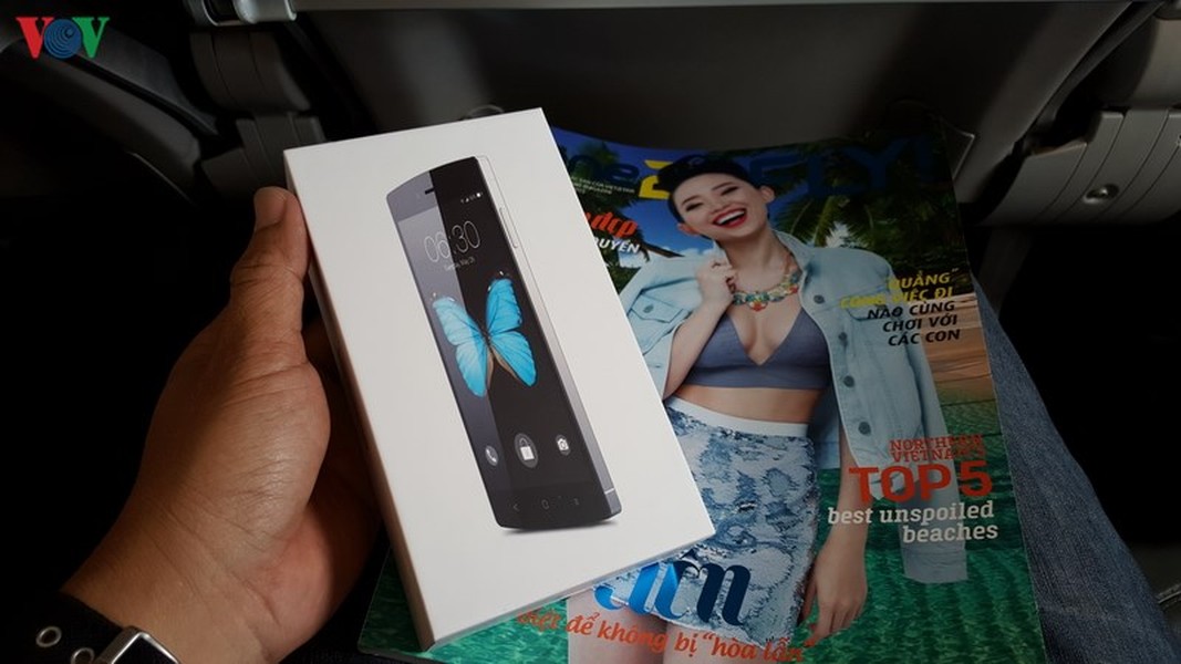 Đây là chiếc smartphone tốn không ít giấy mực của giới truyền thông gần đây. Và theo thông tin mới nhất từ Bkav cho biết, Bphone sẽ có phiên bản cập nhật BOS mới ngay trong tuần này (vào thứ Sáu 24/7/2015). Việc cập nhật này sẽ hoàn toàn tự động và giúp cho Bphone hoạt động ổn định hơn.  Hộp đóng gói Bphone khi chưa mở ra, mặt trước hộp sản phẩm được in hình chiếc điện thoại đen tuyền với màn hình nền là một chú bướm màu xanh.