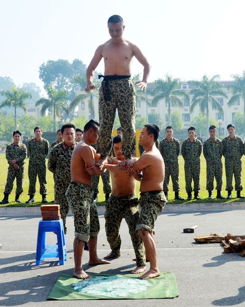 Huấn luyện tổng hợp của cán bộ, chiến đấu viên Đại đội chống khủng bố, thuộc  Tiểu đoàn Đặc công 41 (Bộ Tham mưu Quân khu 3) là yêu cầu đặc biệt quan trọng, quyết định đến khả năng hoàn thành nhiệm vụ của đơn vị.