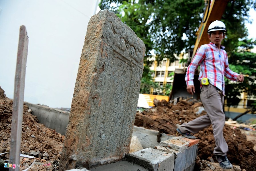 Trước đó, chiều 26/12, công nhân thi công làm đường nội bộ trong Bưu điện Phú Thọ, đường Lý Thường Kiệt, quận 10 phát hiện mộ cổ có tấm bia đá xanh với nhiều dòng chữ cổ.