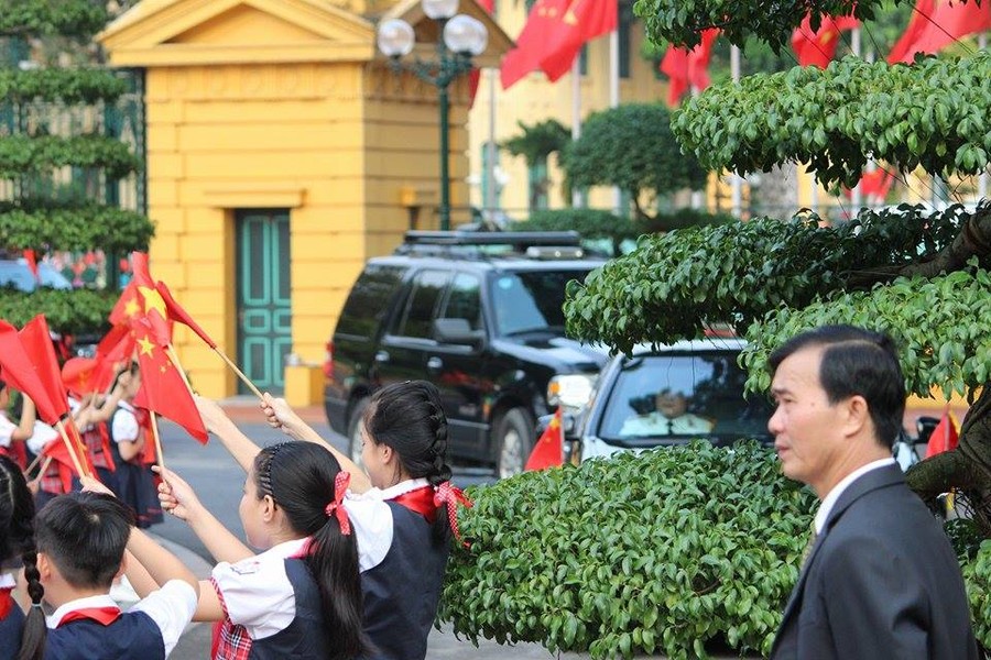 Đúng 16h, đoàn xe chở Tổng Bí thư, Chủ tịch Trung Quốc Tập Cận Bình và đoàn ngoại giao Trung Quốc di chuyển dần vào Phủ Chủ tịch.