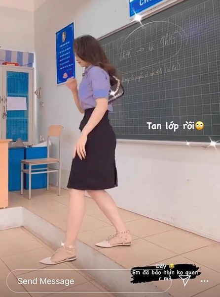 Năm nay, cộng đồng mạng lại xôn xao vì xuất hiện một cô giáo tiểu học xinh như  hot girl khiến ai cũng phải chú ý trong ngày tựu trường.