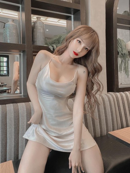 Trong dàn  hot girl chuyển giới hiện nay, cô nàng có nickname Mym Trần gây ấn tượng bằng nhan sắc tựa búp bê, vòng eo "con kiến", gò bồng đảo căng đầy.