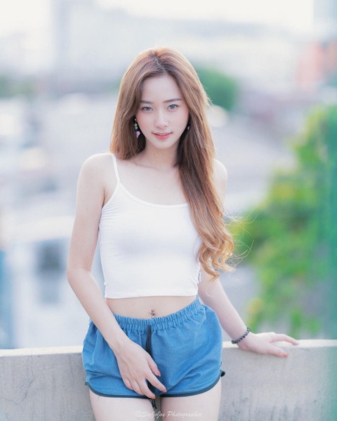 Methmutha chính là nàng  hot girl đang khiến hàng vạn anh lụi tim với những shot hình siêu xinh. Cô nàng sinh năm 1997 và hiện đang là sinh viên trường Đại học Bangkok.