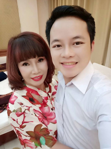 Dù đã tổ chức đám cưới gần 2 năm nhưng " cô dâu 62 tuổi" Thu Sao và người chồng kém 35 tuổi - anh Hoa Cương vẫn khiến cộng đồng mạng dành nhiều sự quan tâm chú ý.