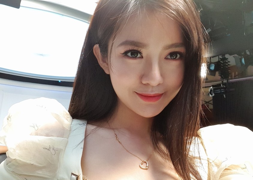 Trong hội hot girl,  Tú Linh MU là một trong những cái tên sớm yên bề gia thất. Sau khi có một đám cưới hoành tráng, cô nàng còn liên tiếp hạ sinh cho ông xã 2 em bé xinh xắn chỉ trong 2 năm.