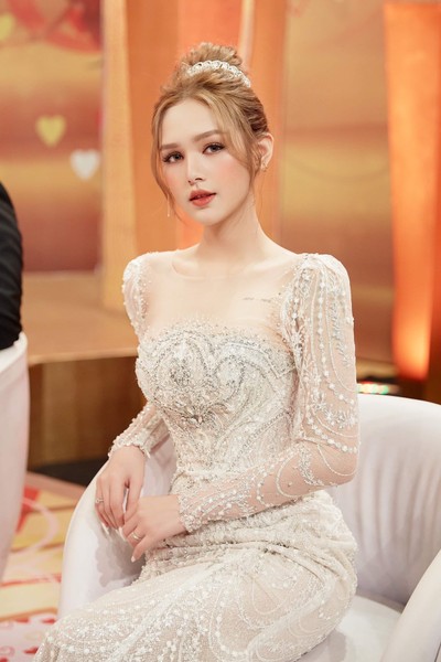  Streamer giàu nhất Việt Nam Xemesis và vợ trẻ là hot girl Phạm Trang (nick name Xoài Non) vừa xuất hiện trên sóng "Vợ chồng son" chia sẻ câu chuyện tình yêu gây sóng trên MXH.