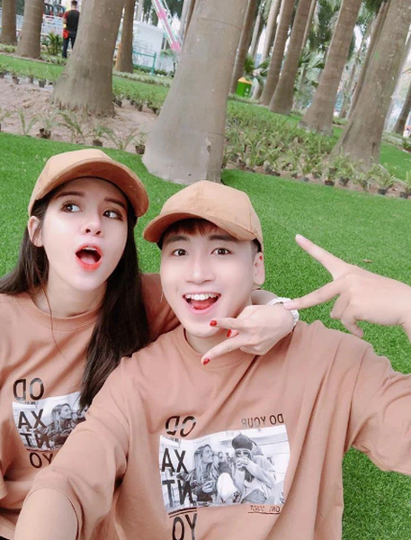 Mới đây, vlogger  Huy Cung xác nhận ly hôn vợ sau gần 3 năm kết hôn khiến người hâm mộ hụt hẫng. Chia sẻ về lý do đường ai nấy đi, hot girl Mỹ Linh cho biết do hai vợ chồng không còn hợp nhau trong suy nghĩ và lối sống, tuy nhiên họ vẫn cùng nhau chăm sóc con.