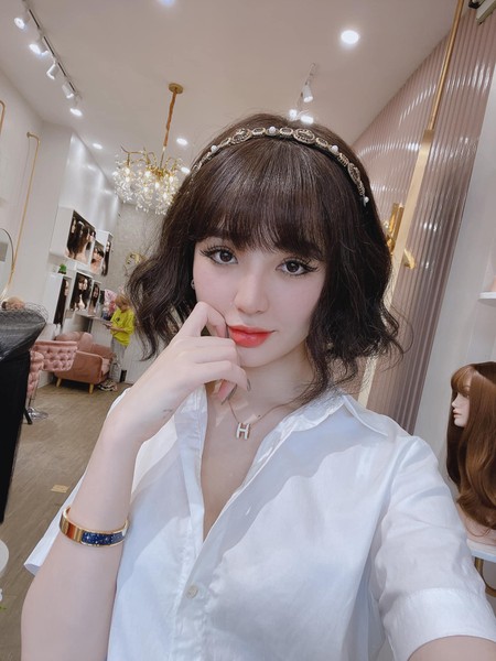 Vũ Thị Thùy Dương, sinh năm 1999, đến từ Hải Dương từng được gọi là " hot girl rửa bát" khi khoe hình ảnh cô nàng ngồi rửa chậu bát "siêu to khổng lồ".