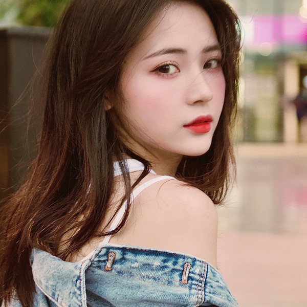 Nguyễn Linh Thu (Junny) là  hot girl mới nổi thời gian gần đây từ khi cô nàng tham gia đóng MV ca nhạc "Yêu người đến sau" của ca sĩ Thành Đạt.