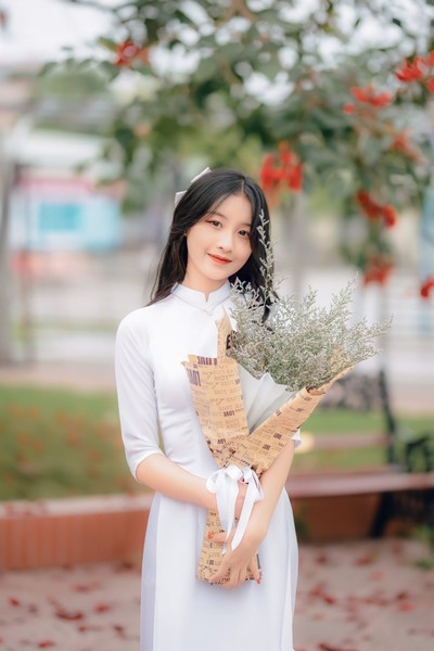 Mới đây, nhiều cư dân mạng đã chia sẻ loạt ảnh kỷ yếu ghi lại chân dung một  nữ sinh với nụ cười tỏa nắng đầy thơ ngây, trong sáng của tuổi học trò.