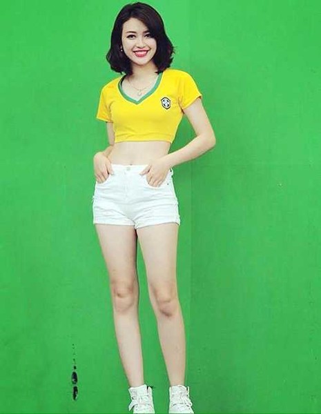 Nổi lên với danh xưngg "hot girl bóng đá" khi tham gia chương trình " Nóng cùng Euro 2016", Mạnh Khánh Chi – cô gái Xứ Nghệ trở thành cái tên được chú ý nhất thời điểm đó.